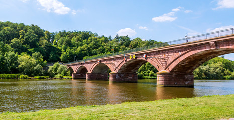 Fototapeta na wymiar Brücke über den Fluss