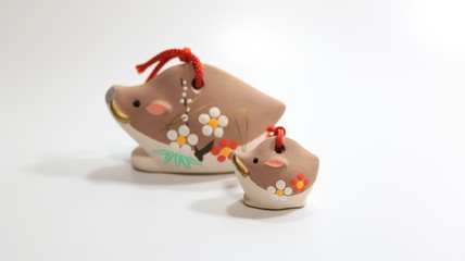 猪親子の置物 亥年 年賀状素材 白バック