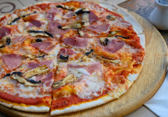 チーズ・ハム・生地・ピザ・トマト