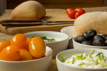  Poranny posiłek z dodatkami w małych miseczkach.