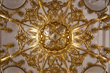 Decoración de lámpara dorada