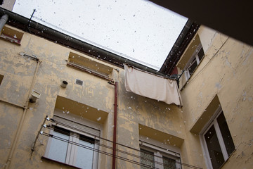 Patio de edificio mientras nieva