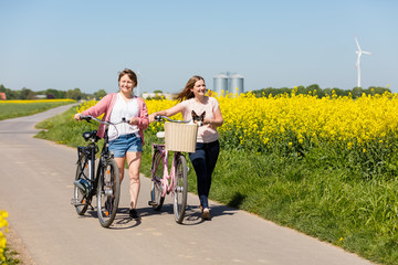 Fototapeta premium Freundinnen machen eine Radtour
