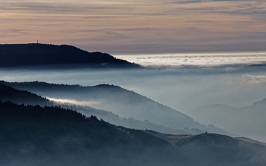Fototapeta na wymiar Brume sur les sommets des Vosges