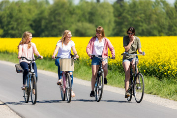 Freundinnen machen eine Radtour