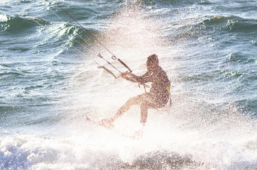kitesurfer tra le gocce del mare