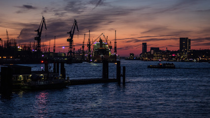 Fototapeta na wymiar Hamburg Hafen Sonnenuntergang