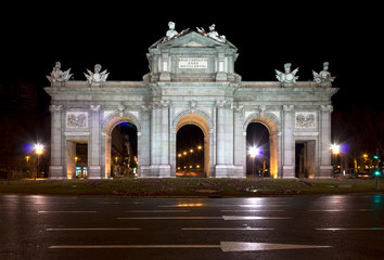 Fototapeta na wymiar Puerta de Alcalá de Madrid vista de noche