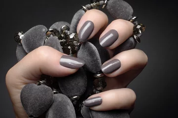 Foto op Plexiglas Nagelstudio grijze nagels manicure