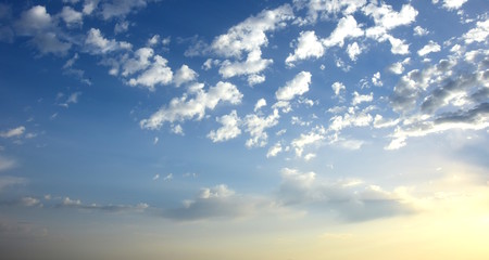 Fototapeta premium Sonnenstrahlen, weiße Wolken und blauer Himmel, Banner