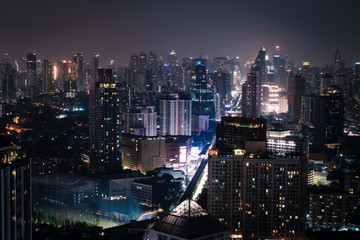 Obraz premium Ariel view of city of bangkok metropolis in twilight 