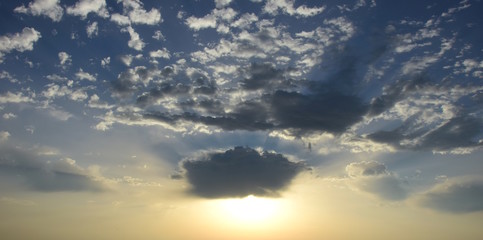 Obraz premium Sonnenaufgang, blauer Himmel mit Wolken