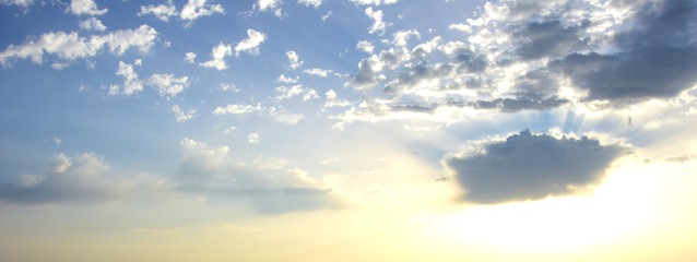 Sonnenaufgang, Sonnenstrahlen brechen durch dunkle Wolken