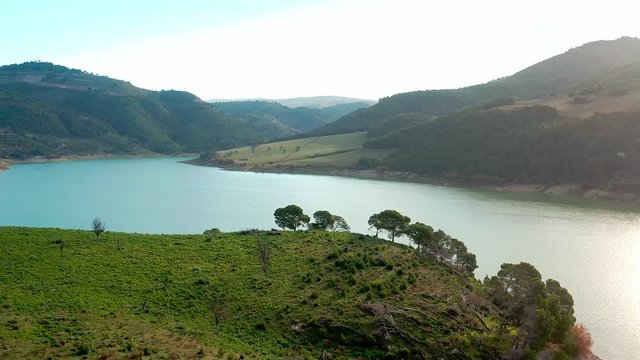 vista aerea del lago tra ambiente e natura