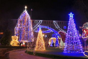 Новогодние украшения в Варне (Болграя) вечером