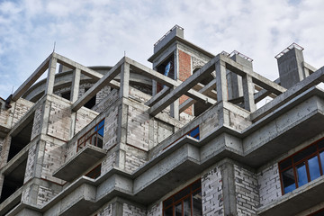 Fototapeta na wymiar new building under construction, scaffolding and concrete