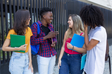 Gruppe internationater Studenten beim Tratschen