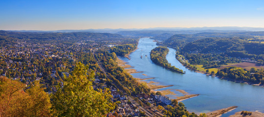 Blick vom Drachenfels auf den Rhein im Herbst - obrazy, fototapety, plakaty