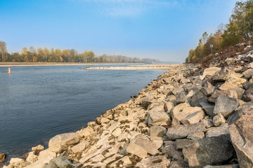 Rhein Iffezheim bei Niedrigwasser