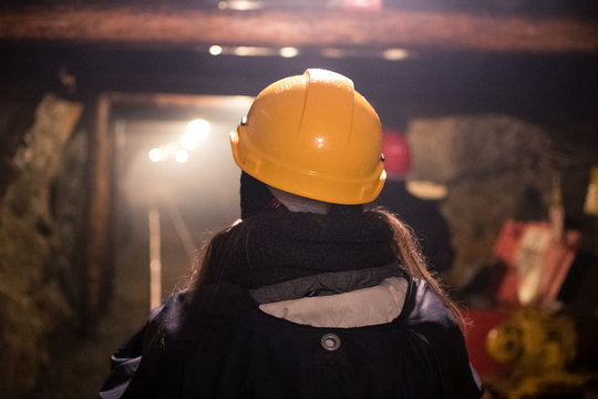 Frau mit Helm im Besucherbergwerk