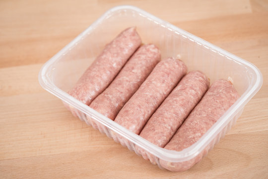 Rohe grobe frische Bratwurst in Fleisch Plastik Verpackung