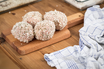 Panierte Scotch Eggs Eier in Schweine Fleisch Wurstbrät und Paniermehl 