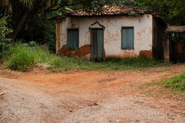 Fototapeta na wymiar Casebre em cidade do interior de São Paulo, Brasil