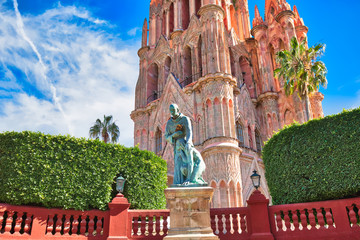 Naklejka premium San Miguel de Allende, Landmark Parroquia De San Miguel Arcangel cathedral in historic city center