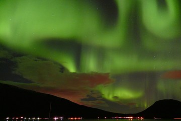 Auroralichter durchfluten die Nacht