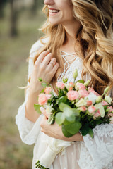 Naklejka premium Beautiful bride with wedding flowers bouquet.
