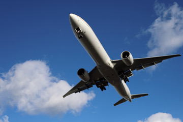 Passagierflugzeug beim Landeanflug - Stockfoto