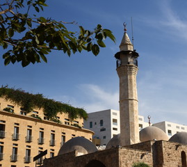 Minarett und Kuppel der Amir-Assaf-Moschee mit Zweigen im Vordergrund