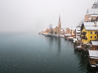 Hallstatt, Salzkammergut, Österreich, bei Schneefall im Winter