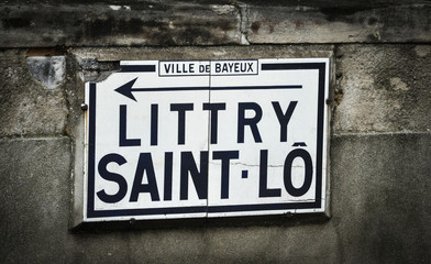 Naklejka premium Señal de dirección desde Bayeux a Saint-Lô, Francia