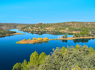 Vista Paisaje del Paraje Llamado La Isla en la Laguna La Colgada del Parque Natural de las Lagunas...