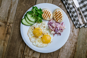 Fried eggs with cabbage and toast