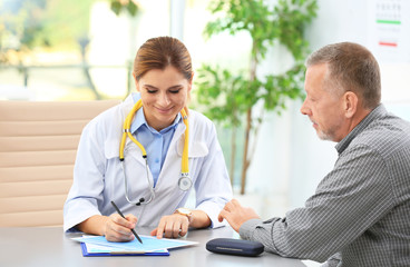 Obraz premium Doctor working with mature patient in hospital