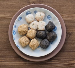 아시아 음식 깨찰떡과 검정깨 찰떡과 경단