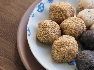 아시아 음식 깨찰떡과 검정깨 찰떡과 경단