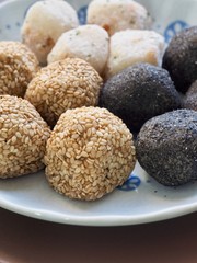 아시아 음식 깨찰떡과 검정깨 찰떡과 경단