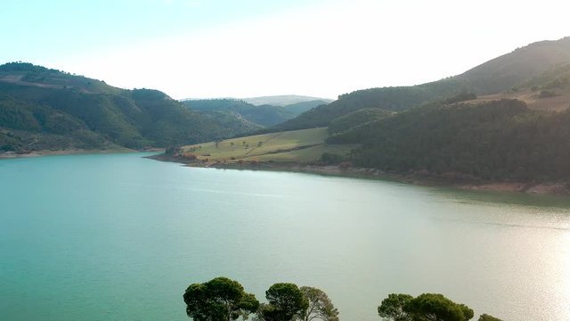 vista aerea del lago tra ambiente e natura
