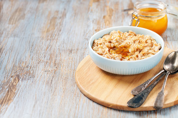 Oatmeal porridge with honey