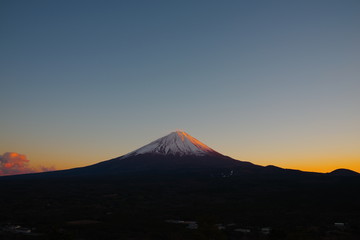 紅葉台から望む夕暮れの赤富士