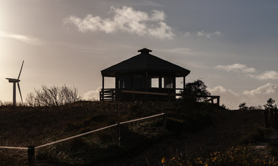 Silhouette einer Hütte im Gegenlicht