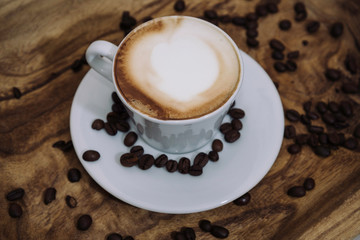 Cappuccino con chicchi di caffè su vassoio in legno | Cappuccino with coffee beans on wooden tray