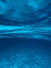 Obraz premium Podwodne zdjęcie egzotycznej rajskiej wyspy zatoki z turkusowym, czystym morzem