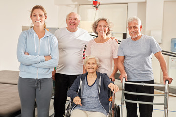 Gruppe Senioren im Fitnesscenter mit Trainer