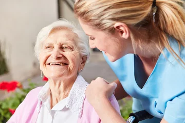 Foto op Plexiglas Altenpflegerin kümmert sich um Senior Frau © Robert Kneschke
