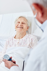 Seniorin als glückliche Patientin
