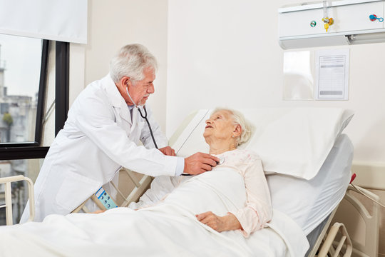 Arzt kontrolliert Atmung einer kranken Seniorin